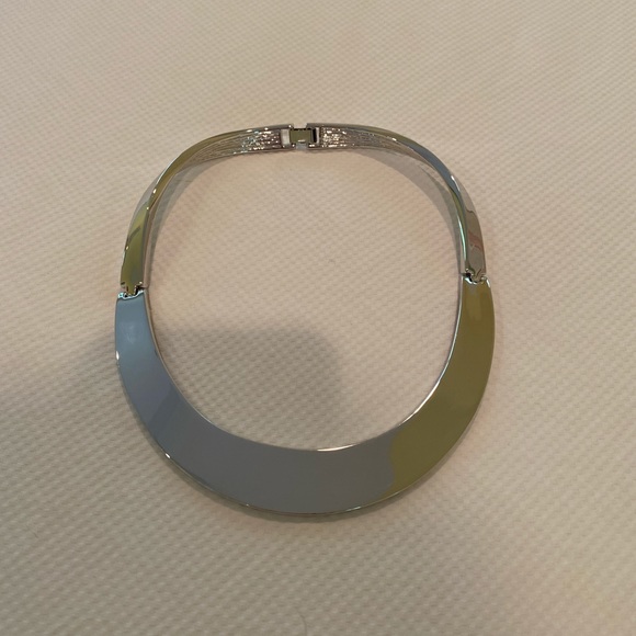 St John chrome choker